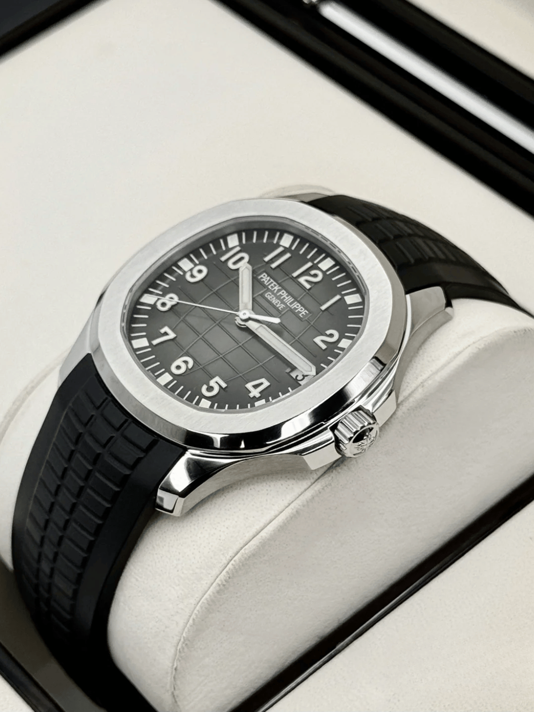 2018 Patek Philippe Aquanaut 40.8mm 5167A-001 Stainless Steel Gray Dial - Image 4