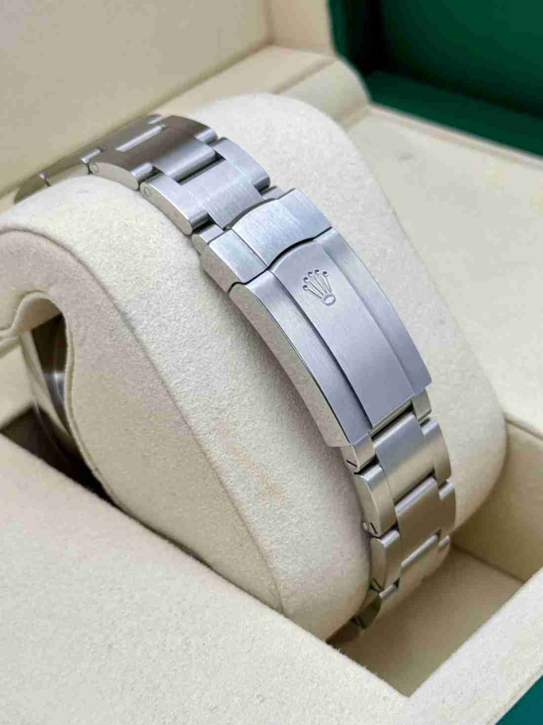 NEW 2025 Rolex Oyster Perpetual 41mm 124300 Green Dial - Image 2