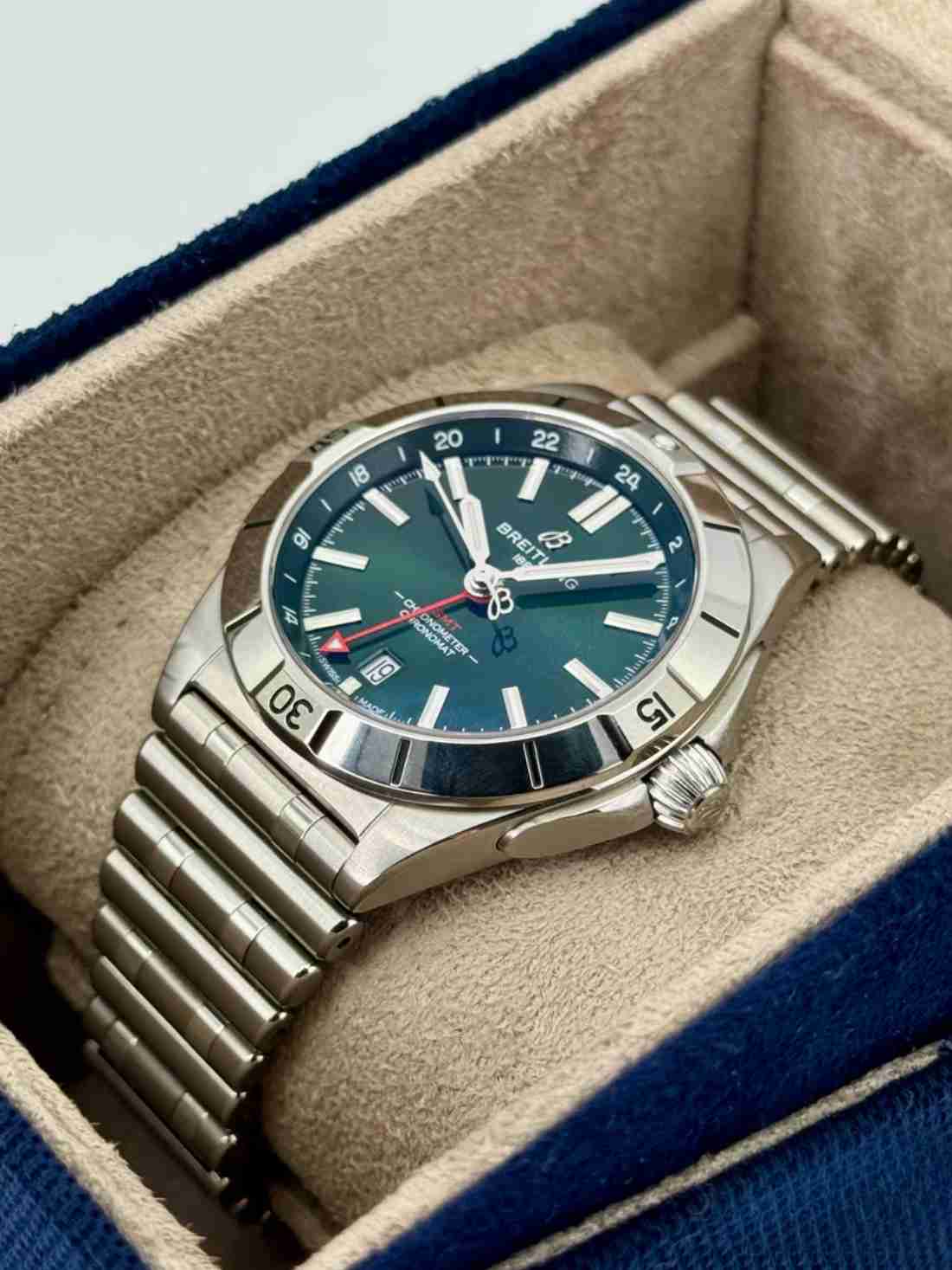 2023 Breitling Chronomat GMT 40mm A32398 Stainless Steel Green Dial - Image 3