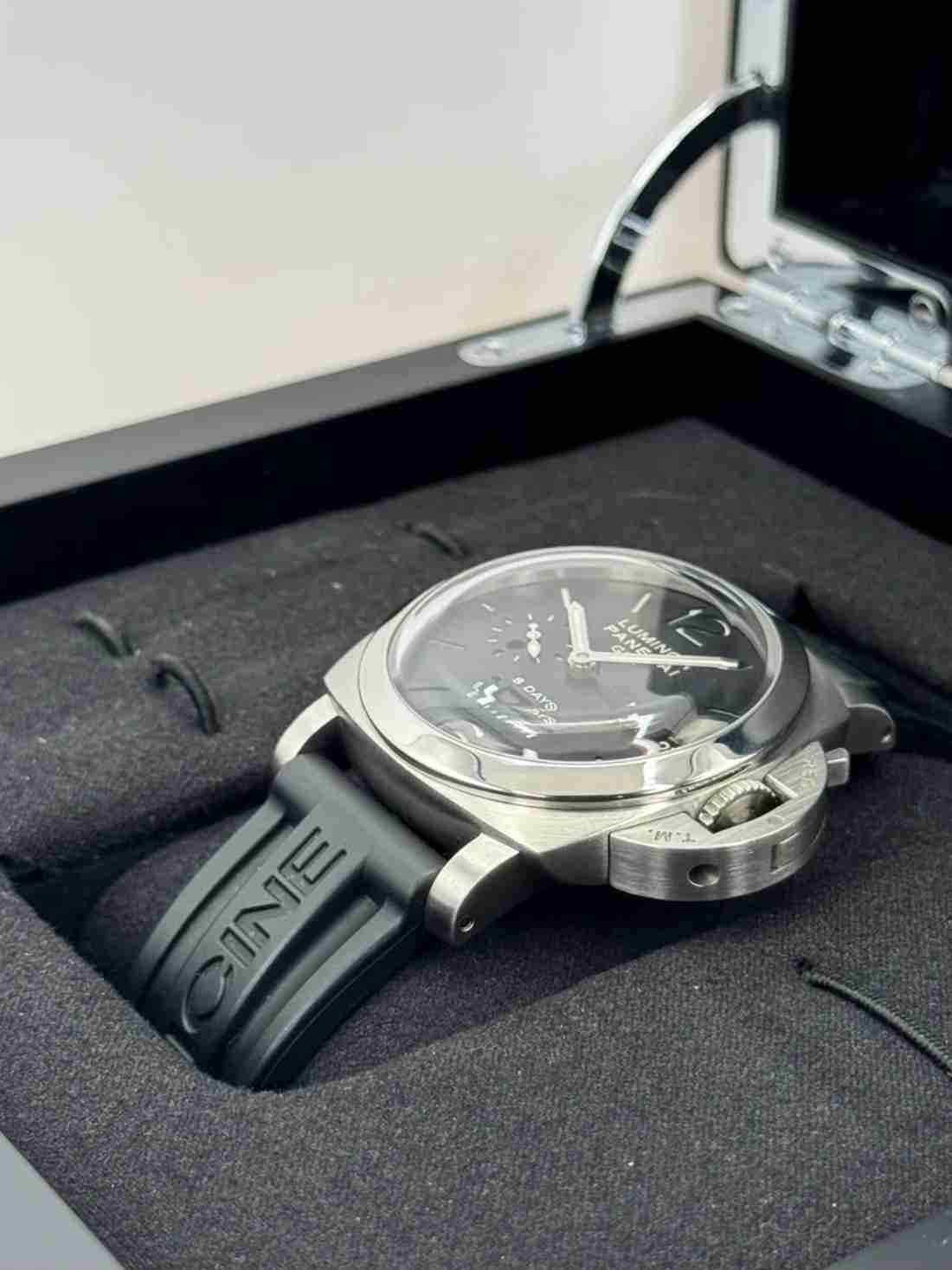 2009 Panerai Luminor 1950 8 Days GMT 44mm PAM00233 Black Dial - Image 4