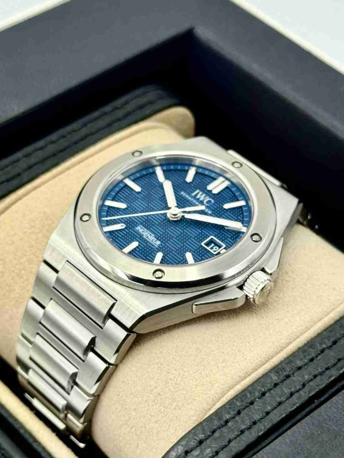 NEW 2026 IWC Ingenieur Automatic 40mm IW328907 Stainless Steel Blue Dial - Image 4