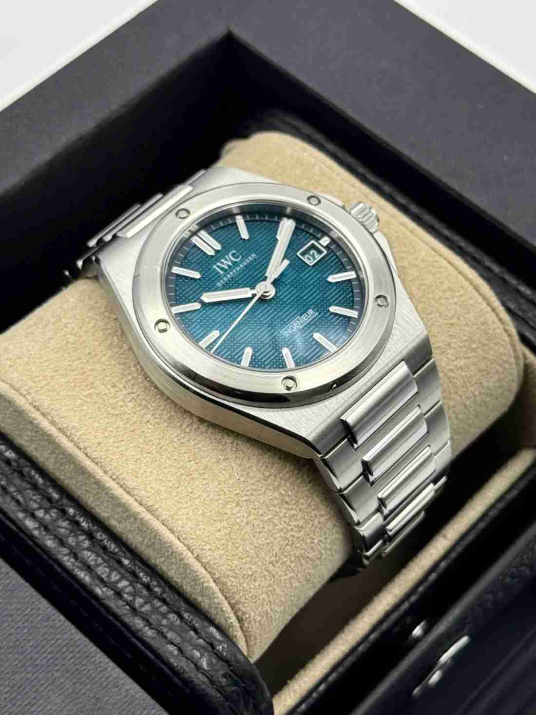 2024 IWC Ingenieur Automatic 40mm IW328903 Stainless Steel Aqua Dial - Image 4