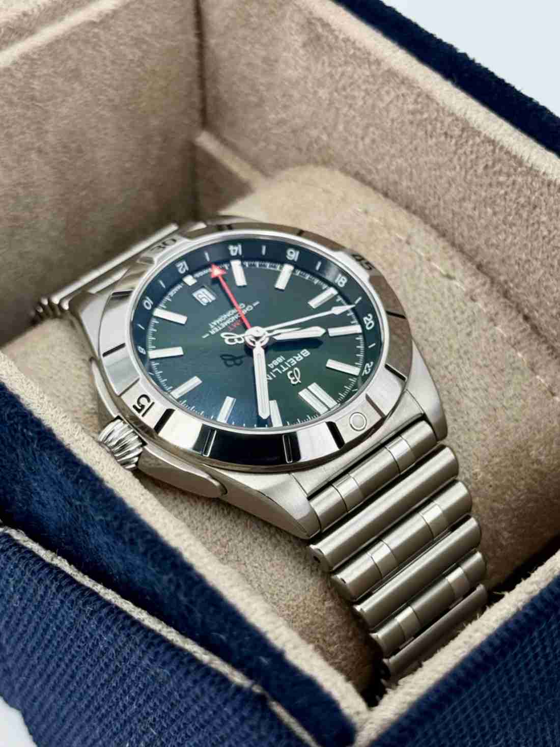 2023 Breitling Chronomat GMT 40mm A32398 Stainless Steel Green Dial - Image 5