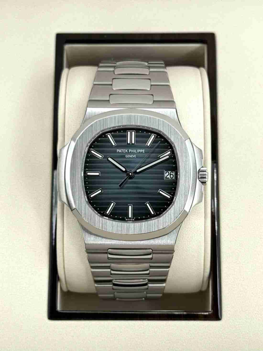 Patek Philippe Nautilus 40mm 5711/1A tainless Steel Blue Dial