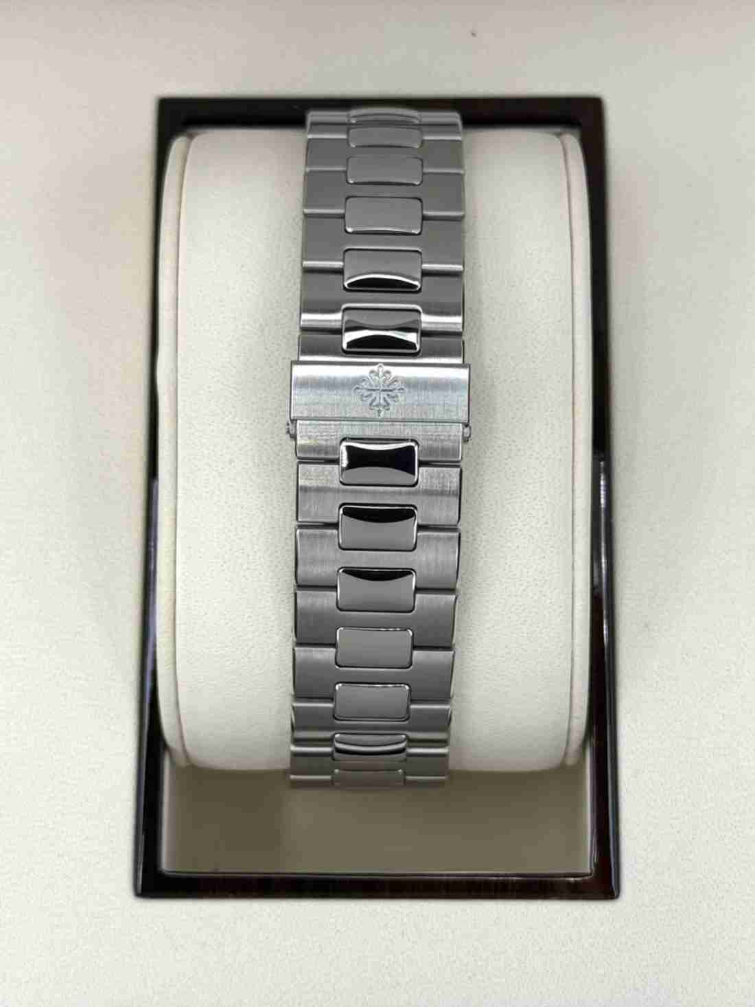 Patek Philippe Nautilus 40mm 5711/1A tainless Steel Blue Dial - Image 2