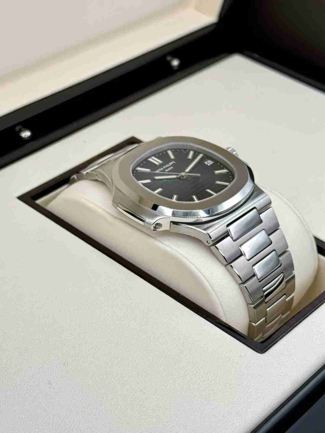 Patek Philippe Nautilus 40mm 5711/1A tainless Steel Blue Dial - Image 4